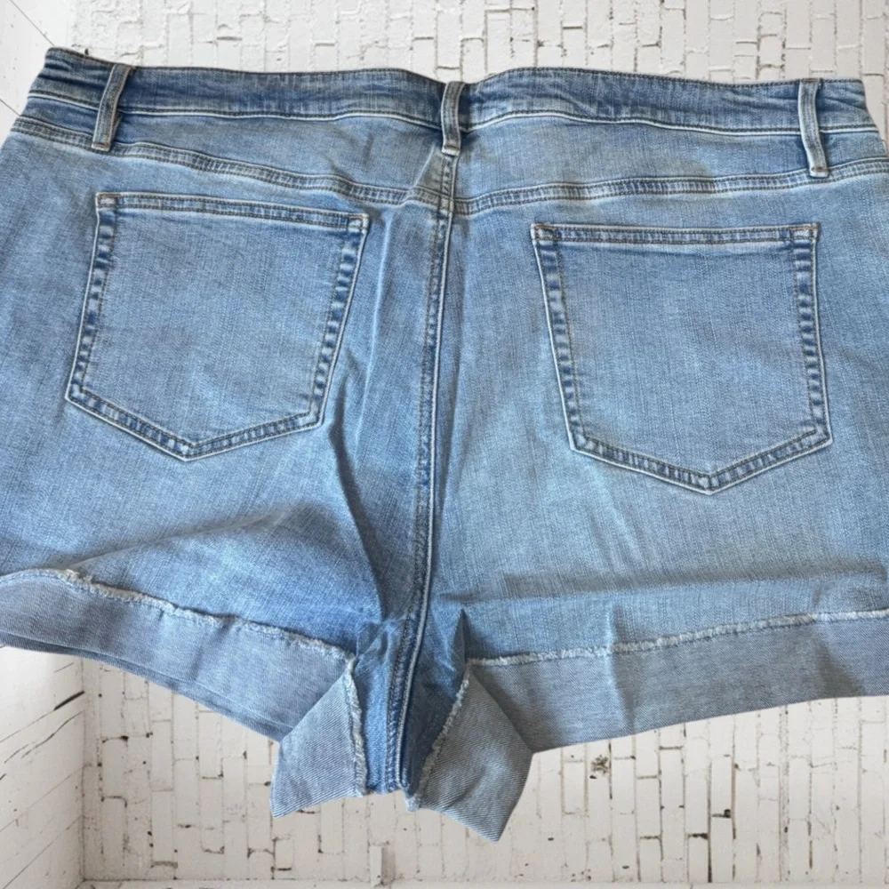 Candace Cameron Bure Denim Cut‑Off Shorts NWT • 22WP • Petite • Indigo Wash